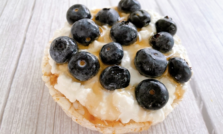 rice cake with blueberry maple cottage cheese