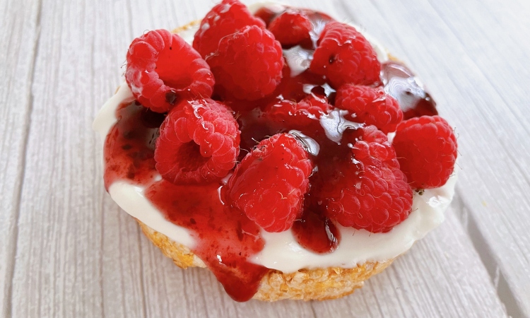 raspberries yogurt