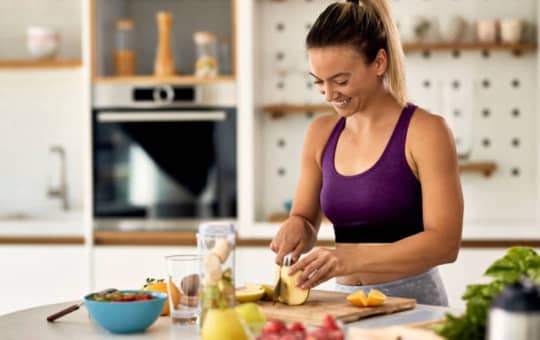 woman counting macros for fat loss and muscle gain