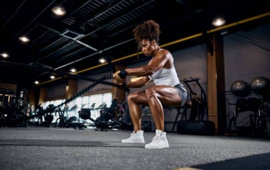 woman training muscle gain and follow macro plan