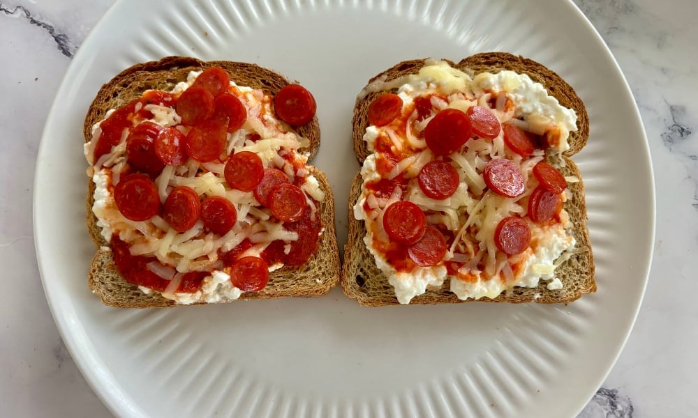 Low calorie cottage cheese pizza toast