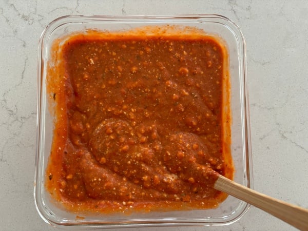 mixing the sauce and cottage cheese