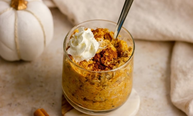 recipe - Macro Friendly Pumpkin Pie Overnight Oats - fit healthy macros