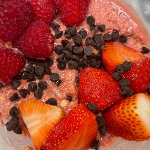 red velvet overnight oats recipe - featured image
