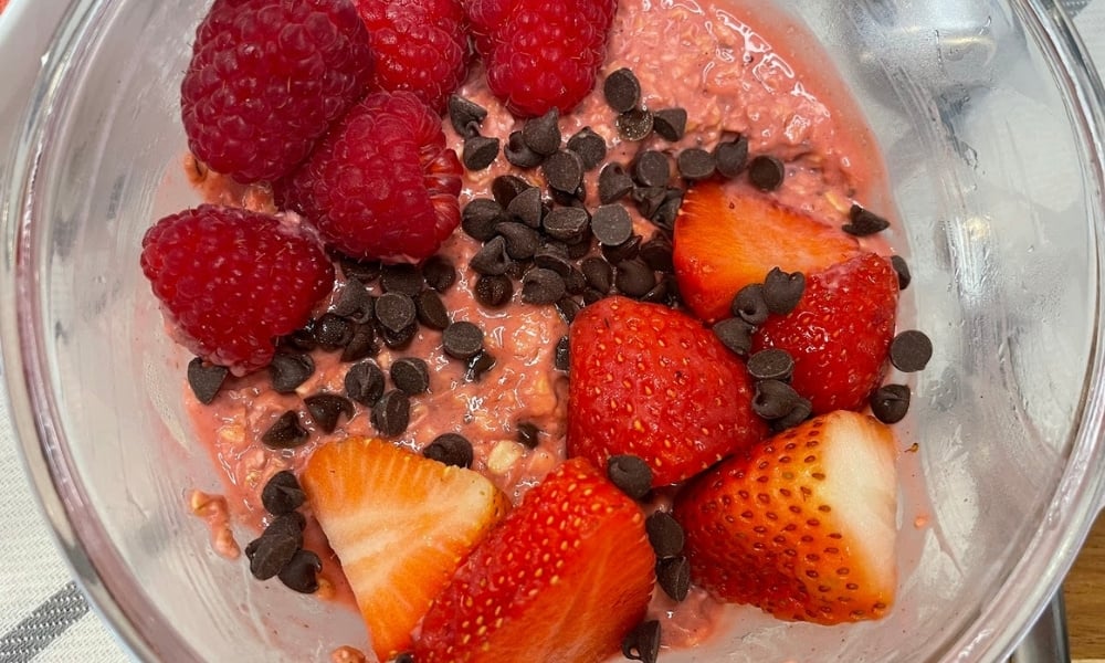 red velvet overnight oats recipe - featured image